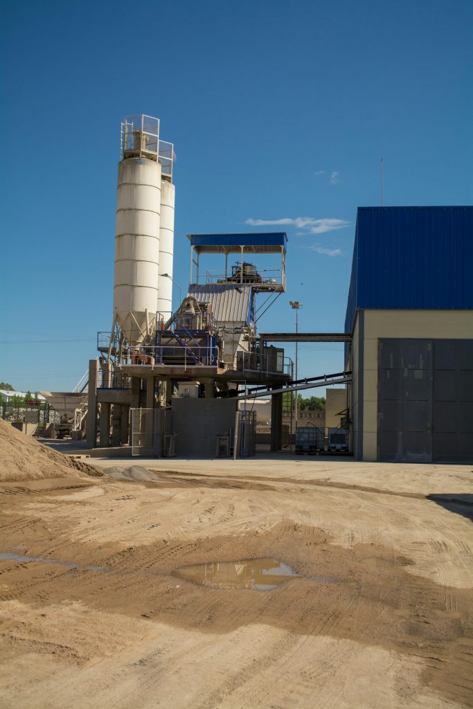 Industrial plant with machinery under a clear blue sky in Córdoba, Argentina.