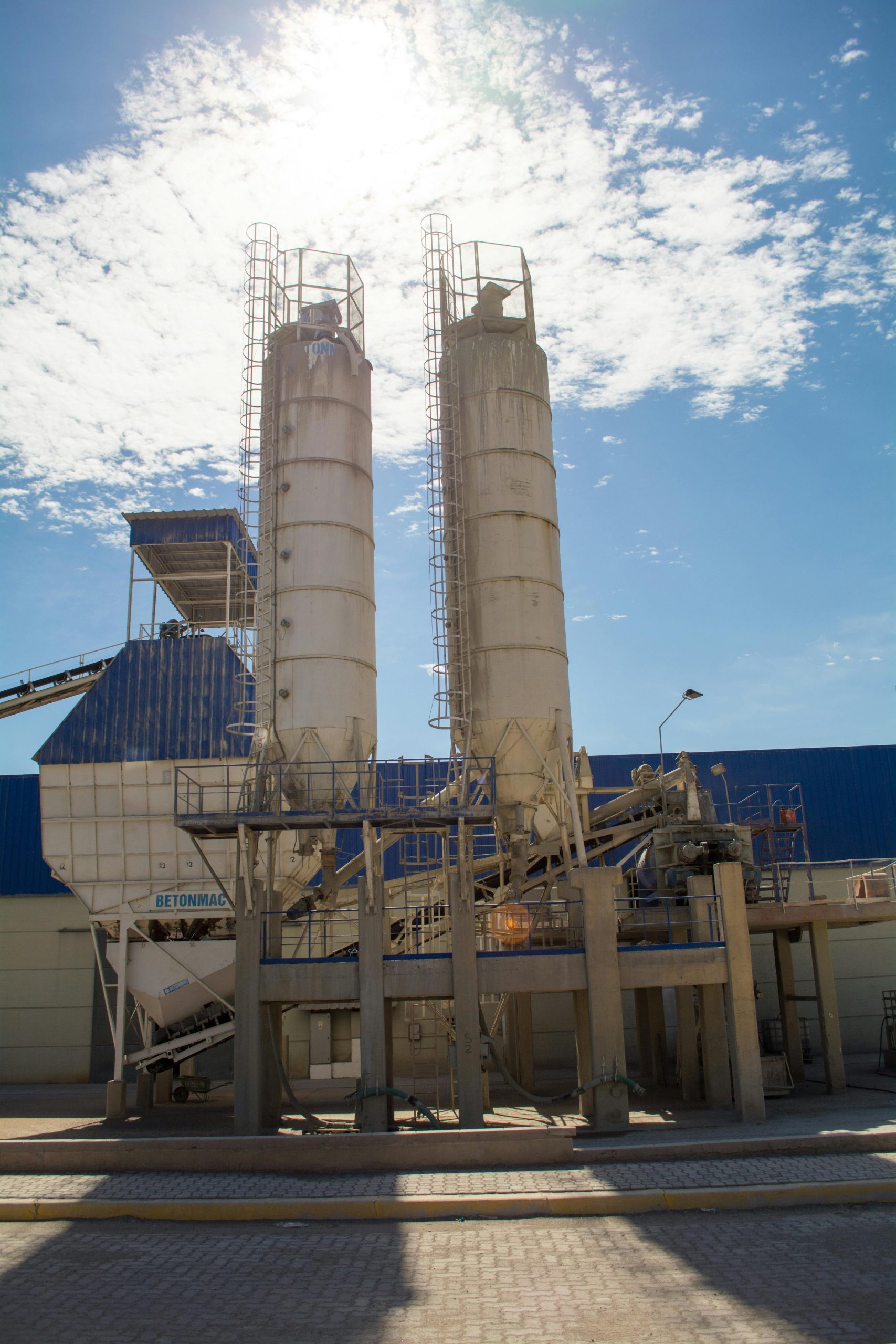 Aerial view of an industrial cement plant under a clear blue sky in Córdoba, Argentina.
