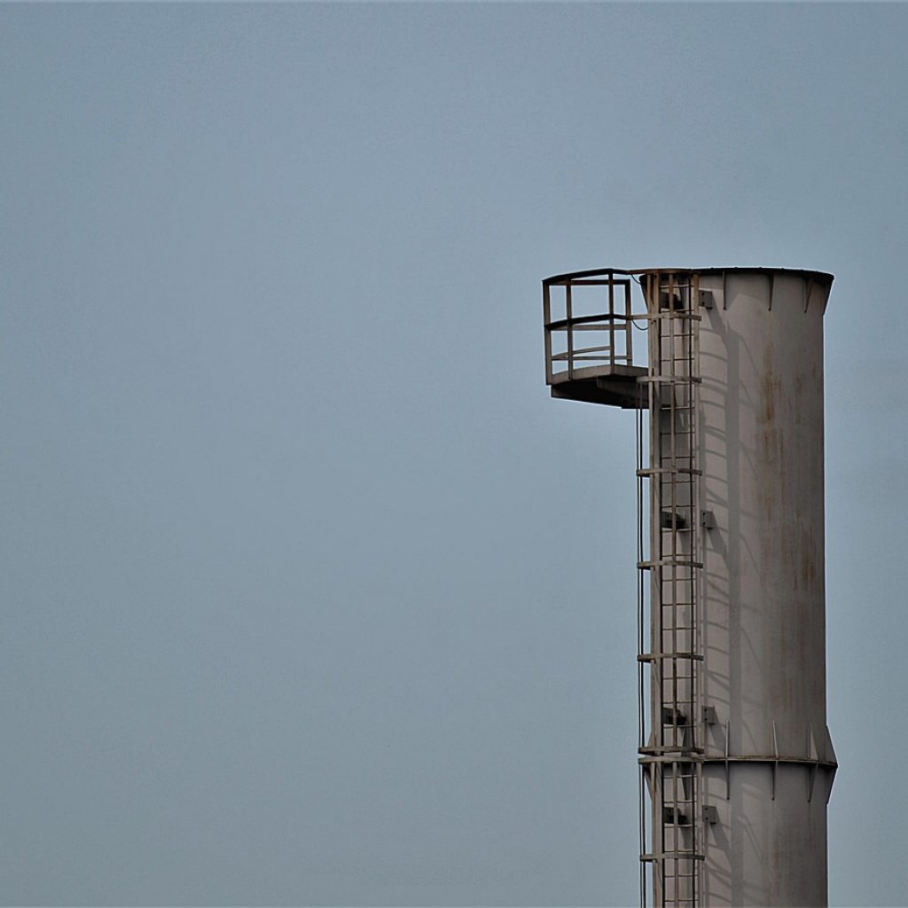 g88edc45e13bc6fc3a283a3ab1d19379b3591d59c51d99cd5a45f278035457bc42a22be5141c986a1fa04d8246ae9d0e7a5345c069a8d8703f304d6add012e527_1280-4387401 chimney, industry, factory, industrial plant, chimney, chimney, chimney, chimney, chimney, factory